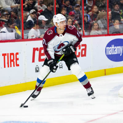 Joonas Donskoi med pucken bakom målet.