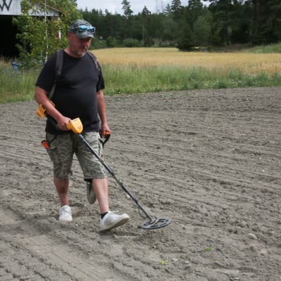 Niko Åkesson etsii metallia Rymättylässä.