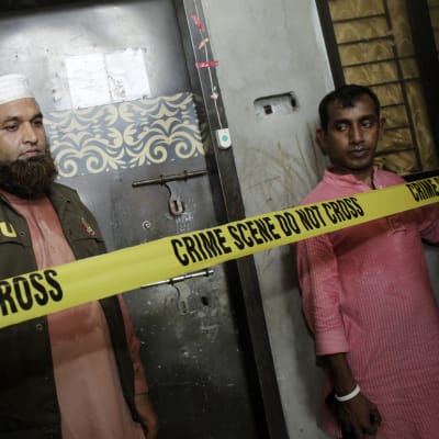 Niloy Chakrabarty Neel dödades i sin lägenhet i Dhaka. Polisen har spärrat av lägenheten.