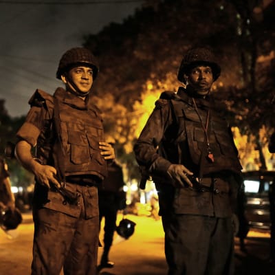 Polis under gisslandrama i Bangladesh juli 2016.