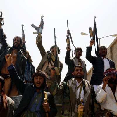 Huthi-kapinalliset rekrytoivat Jemenin pääkaupungissa Sanaassa järjestämässään tilaisuudessa taistelijoita riveihinsä.