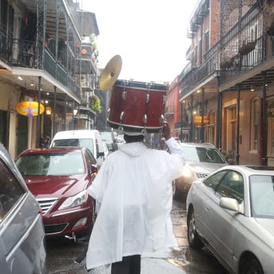 Sam Jackson räddar sin trumma undan regnet inför orkanen Nate i New Orleans, Louisiana.
