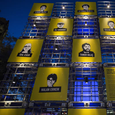 Amnesty Tyskland har satt upp en installation i Berlin, som uppmärksammar de elva åtalade människorättsaktivisterna