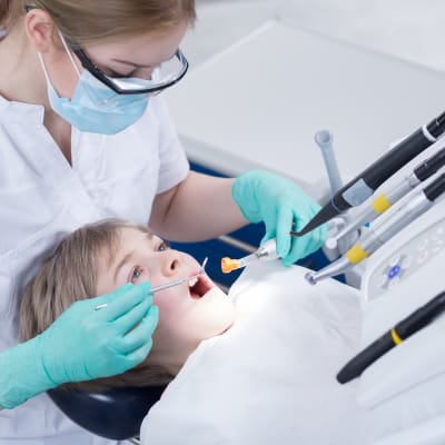 hammaslääkäri hoitaa pienen pojan hampaita