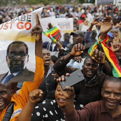 Människor samlas för att demonstrera mot president Robert Mugabe i Harare 18.11.2017.