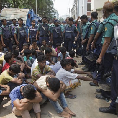 Över 100 misstänkta langare har dödats och över 12 000 har frihetsberövats sedan "kriget mot narkotika" inleddes i Bangladesh för två veckor sedan