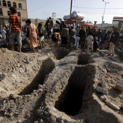 En rad gravar har grävts för Huthi-krigare som ska ha dödats i striderna om staden Hodeidah.