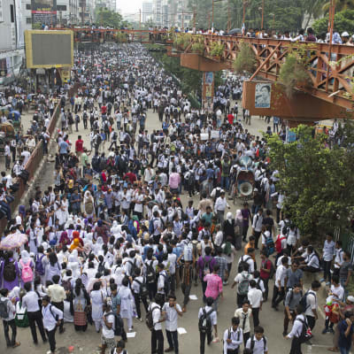 Tiotusentals unga har protesterat i en vecka genom att blockera gator och trafikkorsningar i Dhaka