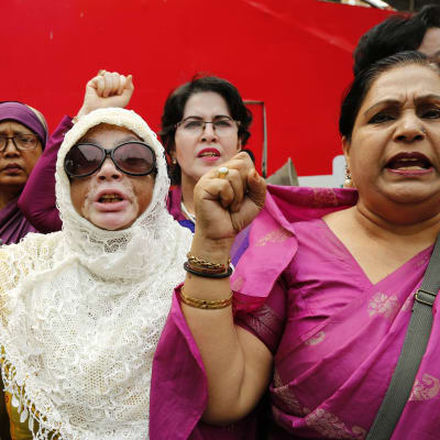 Kvinnor demonstrerar i samband med den internationella kvinnodagen i Dhaka, Bangladesh 8.3.2017. Demonstranterna kräver jämställdhet i arbetslivet, trygghet och rättvisa löner.  