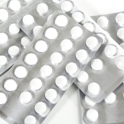 Tablettkartor med vita piller.