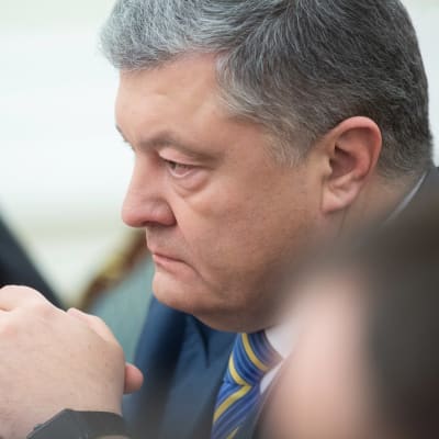 Ukrainas president Petro Porosjenko ledde det ukrainska säkerhetsrådets krismöte i Kiev på söndag kväll. 