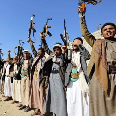 Houthirebeller som kontrollerar Hoideidah lovar att dra bort sina väpnade styrkor från staden