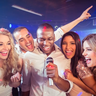 En grupp vänner som sjunger karaoke