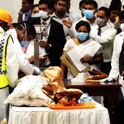  Sri Lankas pressdent Maithripala Sirisena följer med hur myndigheterna förbereder sig för att förstöra en last kokain 1.4.2019.