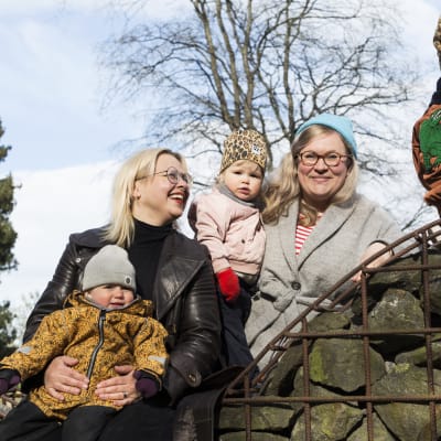 Catariina Salo och Karin Palmén ute i en park tillsammans med sina barn. 