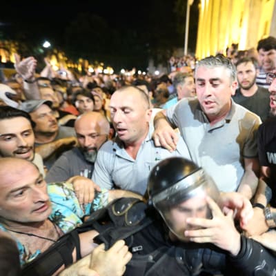 Sammandrabbningar mellan demonstranter och kravallpolis utanför parlamentet i Tbilisi på torsdag kväll. 