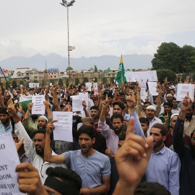 Indien återinförde utegångsförbudet i huvudstaden Srinagar efter massiva protester och oroligheter under veckosslutet