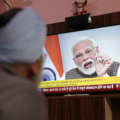 Narendra Modi höll ett tv-tal om nya karantänbestämmelser i Indien.