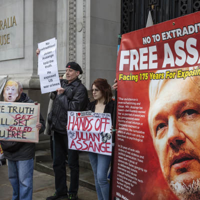Det hålls fortfarande demonstrationer världen över för Assange. Den här demonstrationen hölls i London i februari i år. 