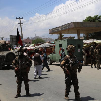 Säkerhetsstyrkor står utanför platsen för brutala attacken i Dasht-e-Barchi den 12 maj 2020. 