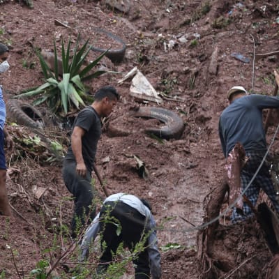 Miehiä pelastustöissä Hondurasissa Etla-myrskyn jäljiltä.