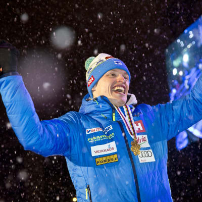 Iivo Niskanen Lahden MM-hiihtojen 15 kilometrin kisan palkintojenjaossa.