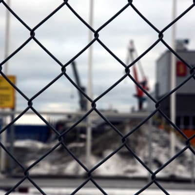 Rauman telakka aidan takaa helmikuussa 2021.