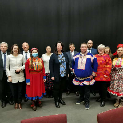 Perustuslakivaliokunta tapaamassa Saamelaiskäräjiä Inarissa.
