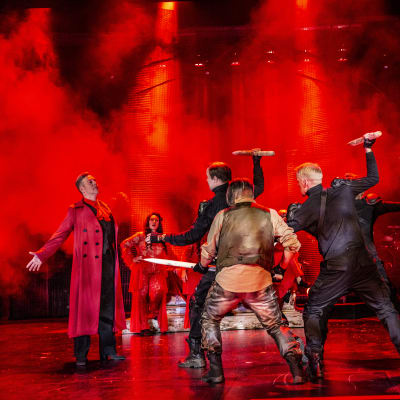 Scen ur Åbo Svenska Teaters föreställning Dracula. Riko Eklundh som Dracula hotas.