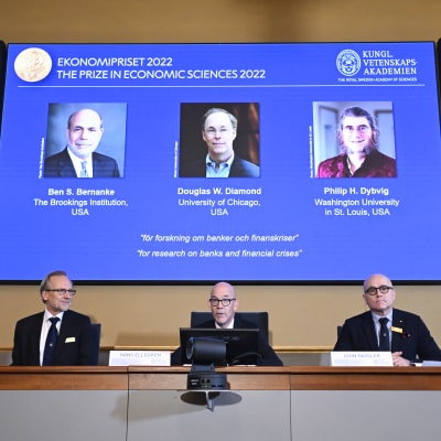 Tre män som sitter vid ett bord och presenterar vinnarna av Nobels ekonomipris 2022.