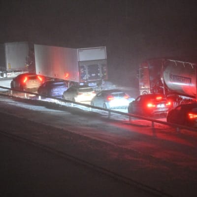 Bilar står stilla i södra Sverige på E22 efter ett snöoväder 3.1.2024.