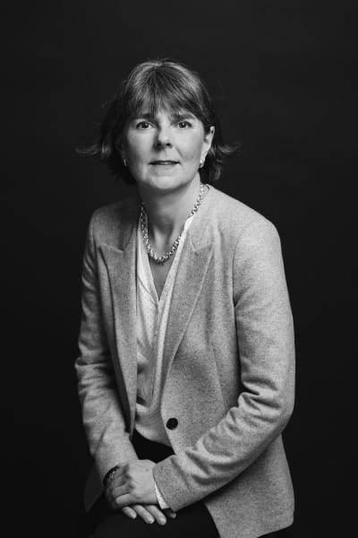 Svartvit bild av Catarina Fagerholm för kampanjen Naisjohtajat esiin!.