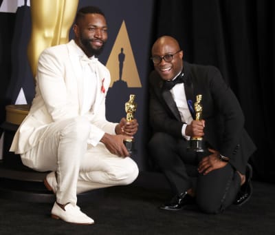 Barry Jenkins och Tarrell Alvin McCraney visar upp sina Oscarsstatyetter i kategorin bästa manus baserad på förlaga.