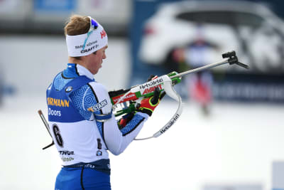 Tero Seppälä pysslar med sitt vapen.