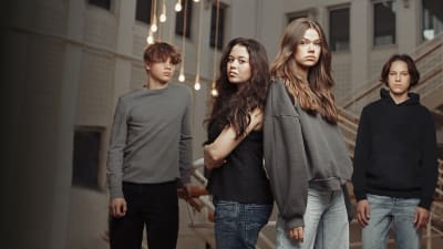 Ungdomarna i tv-serien Strula poserar