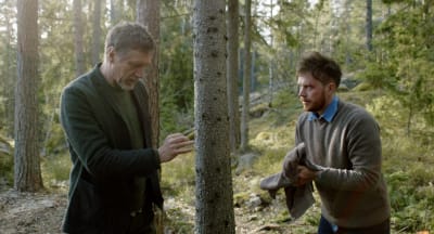 Skådespelarna Ville Virtanen och Alexander Holmlund under inspelningarna av filmen Jakten.
