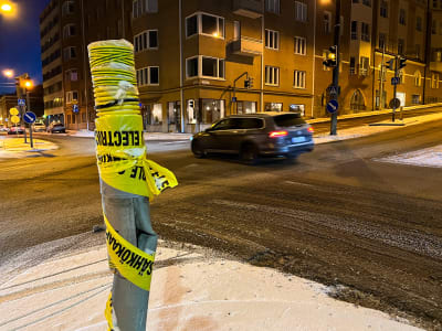 Bilden visar ett förstört trafikljus i hörnet av Kaskisgatan och Tavastgatan.