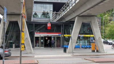 Igelkottsvägens metrostation, ingången sedd från gatan.