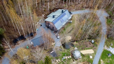 Hus med solpaneler på taket.