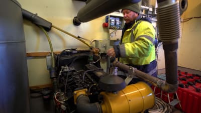 Kaj Brunström vid dieselgeneratorn.