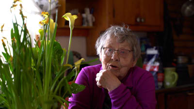Thelma Brunström vid kaffebordet.
