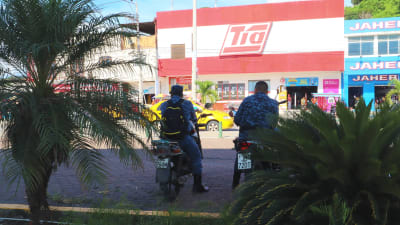 Säkerhetsvakter utanför en matbutik i San Vicente i Ecuador.