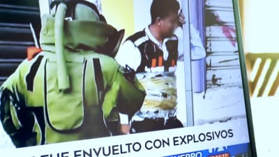 Flera personer filmade incidenten utanför guldsmedsaffären i Guayaquil. Polisen bombgrupp lyckades ta av västen med bomben och räddade livet på vakten.