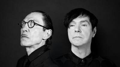 Popduo Sparks eli Ron ja Russell Mael poseeraa lähikuvassa mustavalkoisessa kuvassa. Kuva dokumenttielokuvasta The Sparks Brothers.