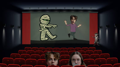 Paperinukkeanimaatiohahmot Galaxin juontajista Aaronista ja Emmasta istuvat elokuvateatterissa, valkokankaalla pyörii kauhuelokuva jossa piirretty muumio jahtaa piirroshahmo-Aaronia.