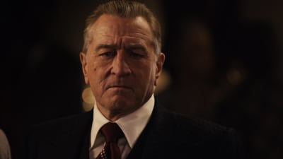 Närbild på en allvarlig Frank Sheeran (Robert De Niro).