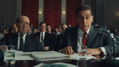 Jimmy Hoffa (Al Pacino) sitter i domstolen vid ett bord och lyssnar uppmärksammat.