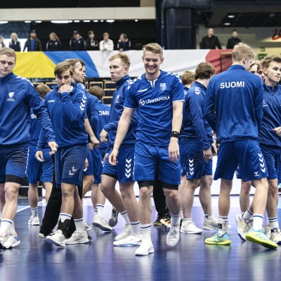 Finlands handbollsherrar samlad i klunga.