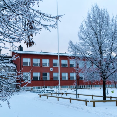 Vinter vid Kvarnbackens skola i Borgå.