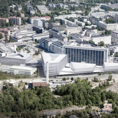 Visualisering på hur det planerade Brosjukhuset i Mejlans ska se ut visar en ljus byggnad i flera vånigar med stora fönster som vetter västerut mot havet.